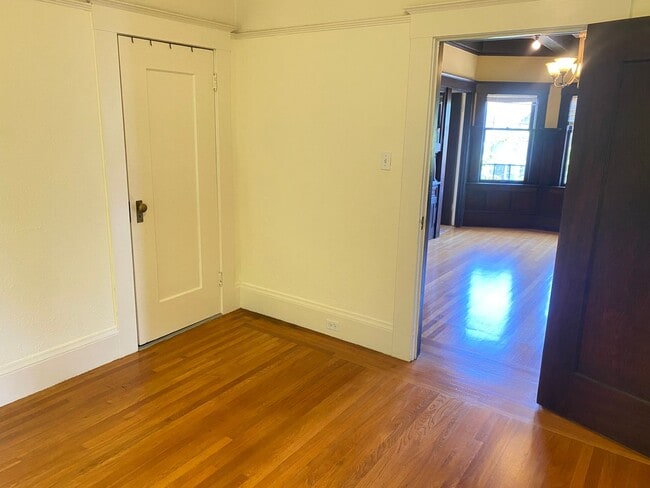 Building Photo - Advent- Spacious Temescal Flat with bonus ...