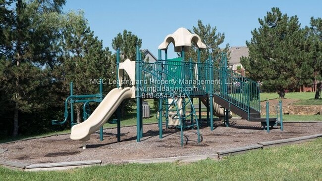 Building Photo - Eagle Creek Townhomes - Receive a new 55" TV or a $250 Amazon Gift Card - ask me how!