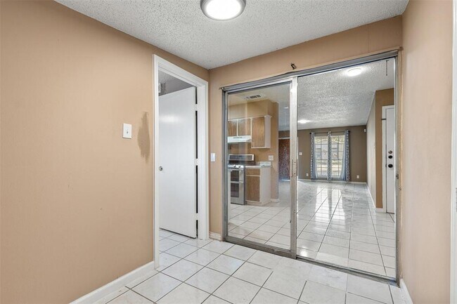 Building Photo - 9407 N Creek Dr