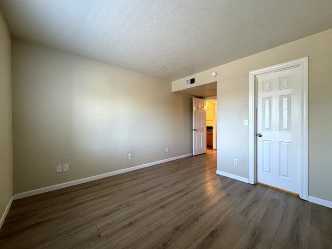 Building Photo - MELROSE DISTRICT CONDO WITH HUGE MOVE-IN SPECIAL – HALF OFF FIRST & SECOND MONTH’S RENT!