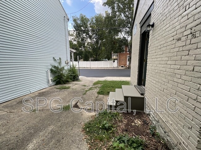Building Photo - 204 N West St