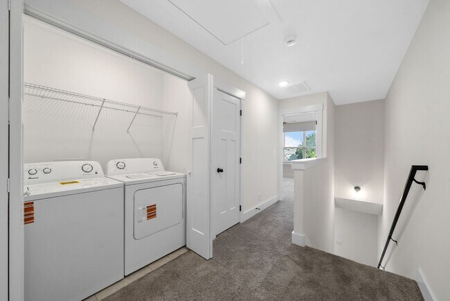 Building Photo - Pet Friendly Two Bedroom!