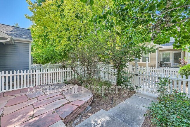 Building Photo - 679 Snowberry St