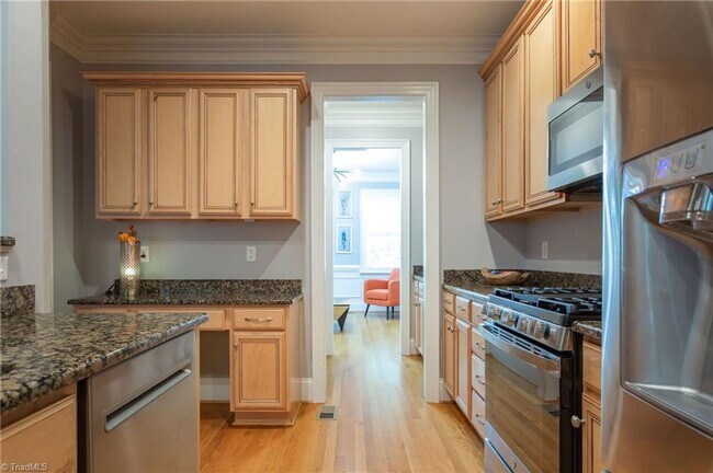 Building Photo - Spacious 4 Bedroom in Lake Jeanette - Larg...