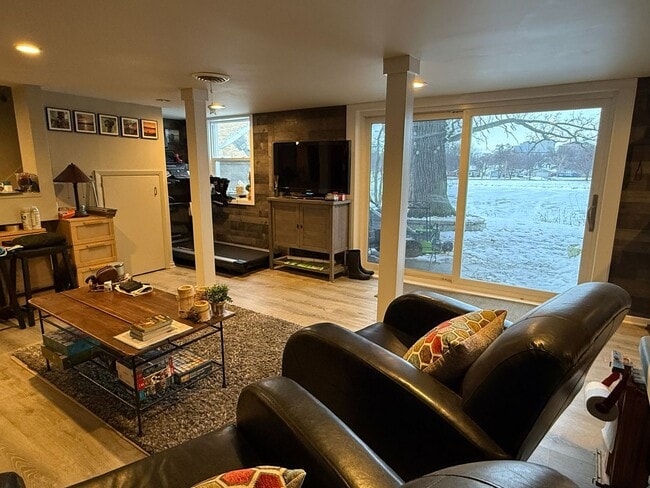 Building Photo - 1 Bed, 1 Bath Home on Silver Lake Available For Rent