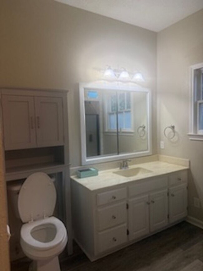 Building Photo - Country charm in this 3/2 in downtown Seld...