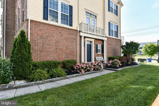 Building Photo - 321 Pink Azalea Terrace SE