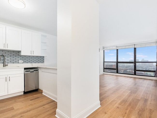 Building Photo - 1540 N La Salle Dr