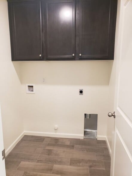 Building Photo - 2327 N Chateau Wy
