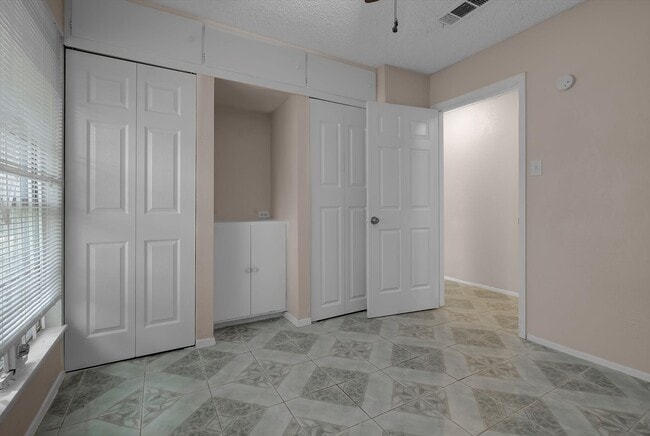 Building Photo - 5867 Village Forest Ct