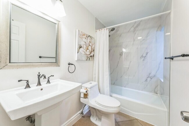 Building Photo - 2924 NW 69th Ct