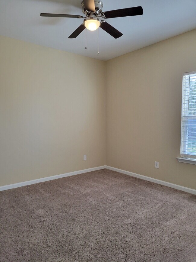 Building Photo - 2 Bed, 2 Bath Apartment with 9-Foot Ceilings in White House
