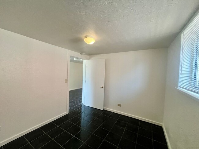 Building Photo - Cozy Garden level 1 bed 1 bath w/ large of...