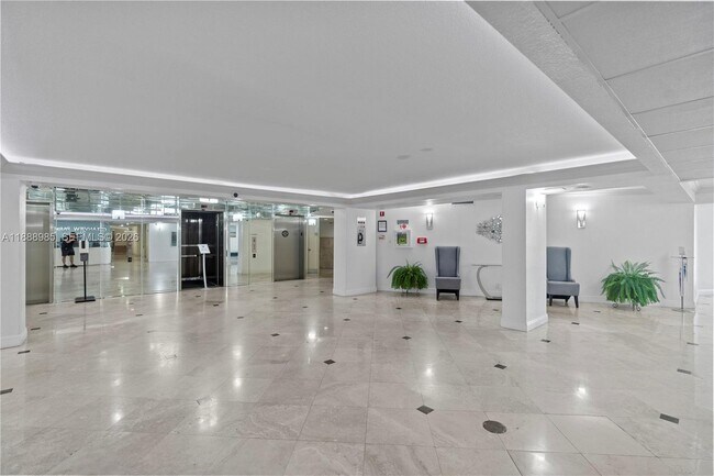 Building Photo - 800 Parkview Dr