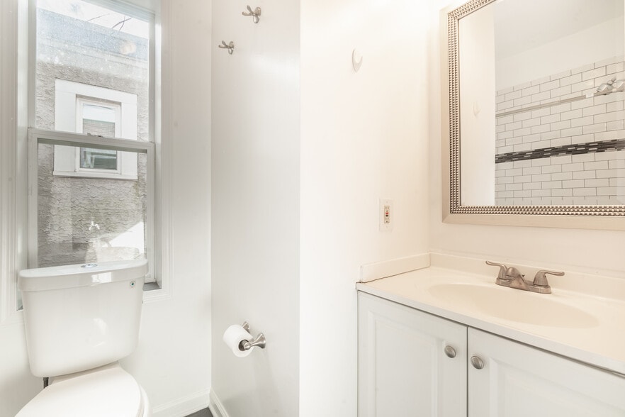 Building Photo - 1316 N Hollywood St