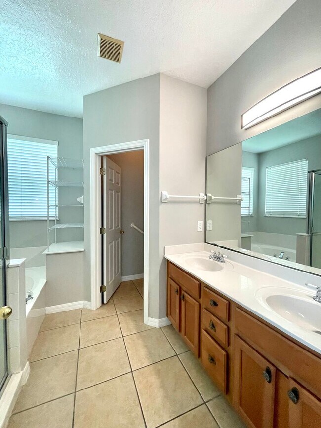 Building Photo - SOUTHEAST ORLANDO  - NICE UPGRADED HOUSE IN TIVOLI WOODS VILLAGE