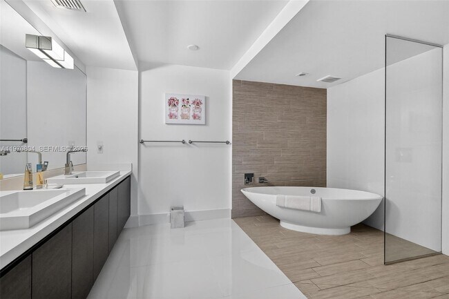 Building Photo - 300 Sunny Isles Blvd