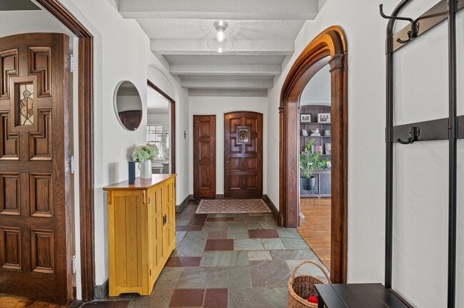 Building Photo - 2835 N Lake Dr