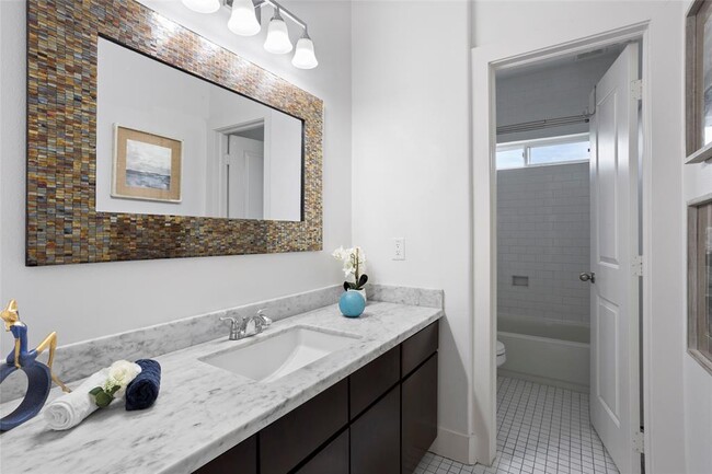 Building Photo - 4525 Beacon Hill Dr