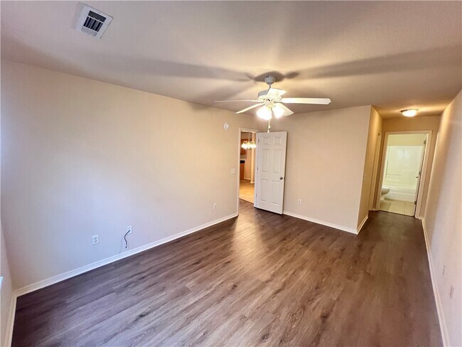 Building Photo - 555 Cascade Cir