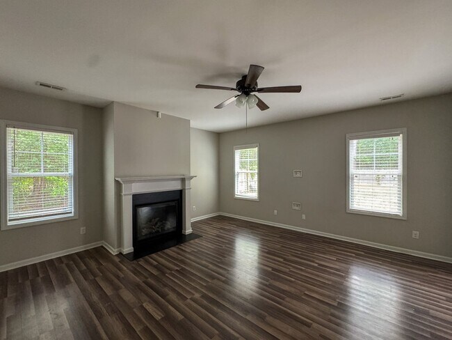 Building Photo - Spacious 4 Bed 2.5 Bath Fayetteville Home