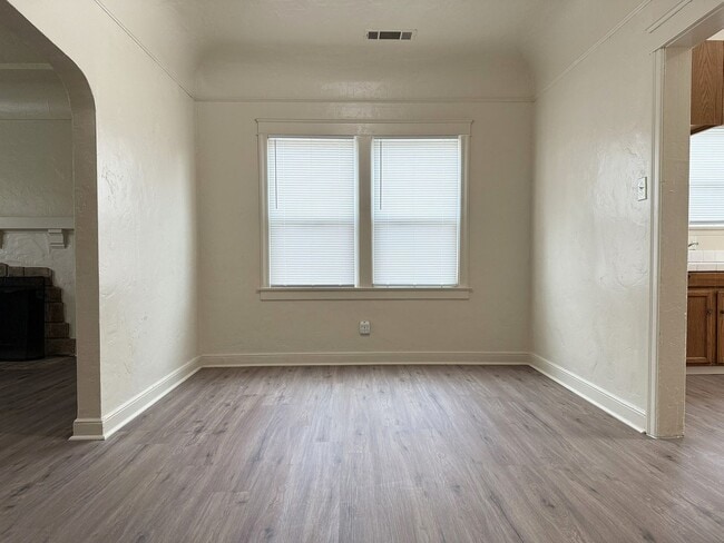 Building Photo - Endearing 3/1 Available!