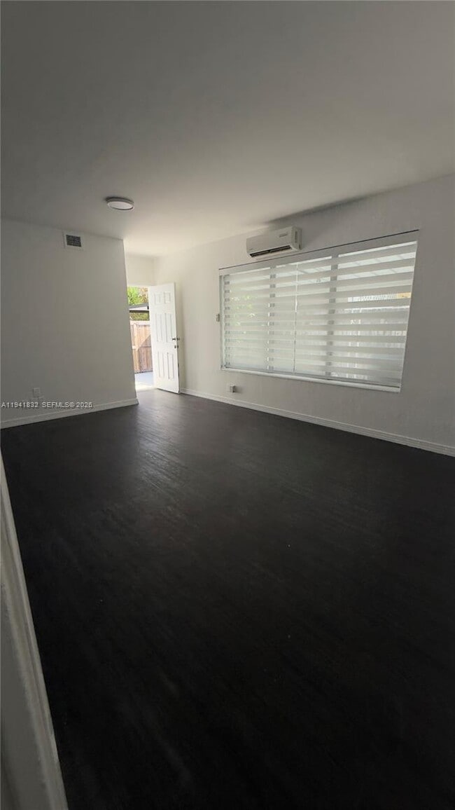 Building Photo - 2000 SW 13th Ct