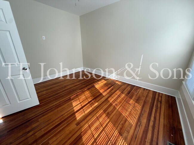 Building Photo - 415 E 16th St
