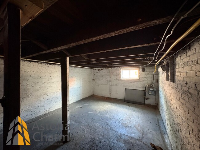Building Photo - Updated 2 Bed Home with Backyard and Great...