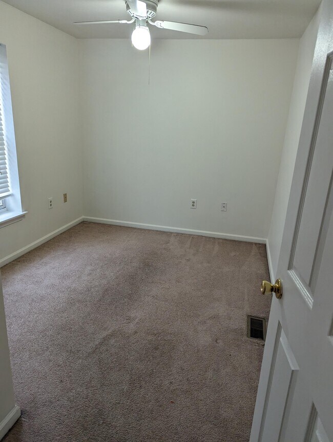 Building Photo - 1124 N Walnut St