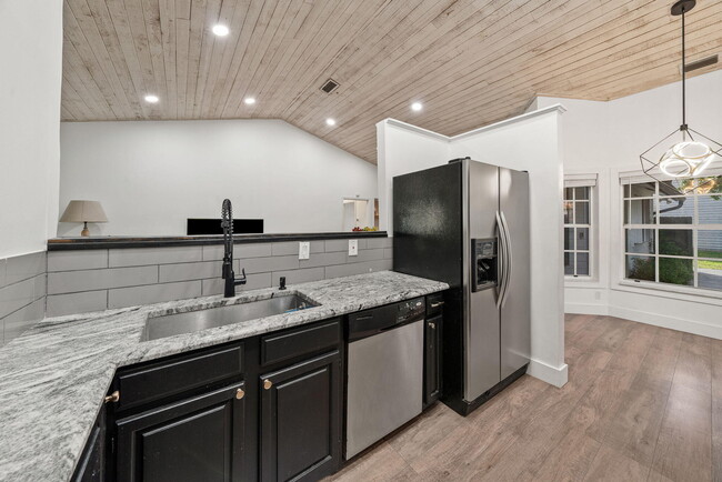 Building Photo - 465 Goldenwood Way