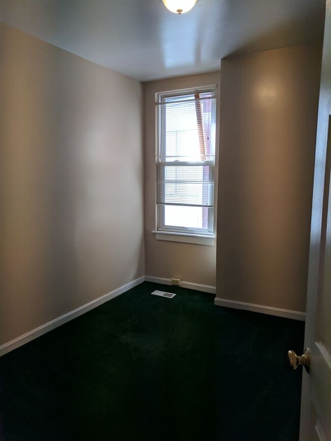 Building Photo - South Oakland renovated apartment