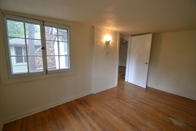 Building Photo - Cheyenne Canyon Ranch Style Home!