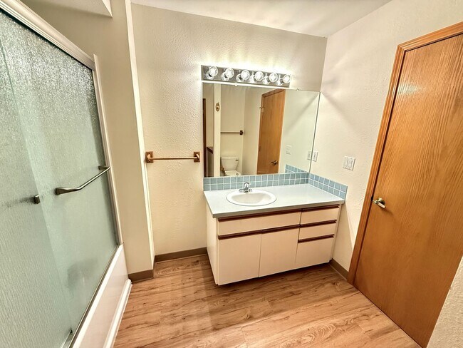 Building Photo - Large 980sq. 1 bedroom apartment with attached garage plus 1 parking space