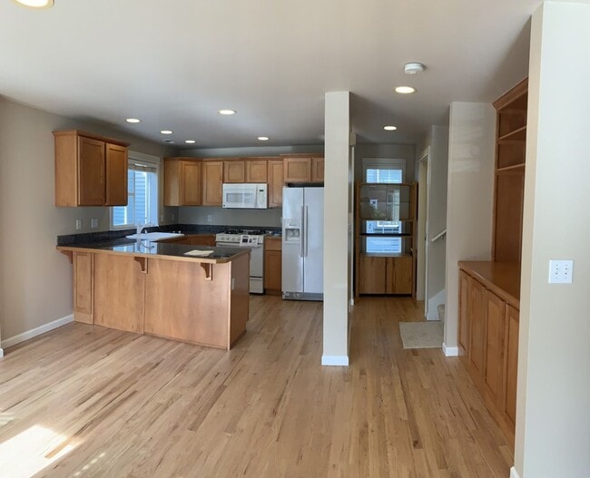 Building Photo - Gorgeous Ravenna Townhome