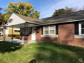 Building Photo - Recently Renovated 3 Bedroom Home! Very Sp...