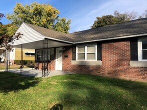 Building Photo - Recently Renovated 3 Bedroom Home! Very Spacious Living Area!! Master Bedroom with 1/2 Bath! Lots...