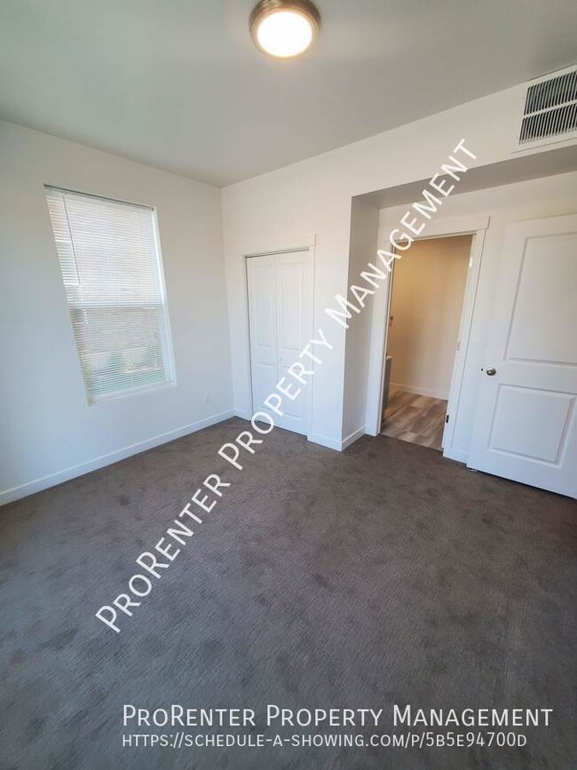 Building Photo - Spacious 4 Bed, 3.5 Bath Layton Townhome