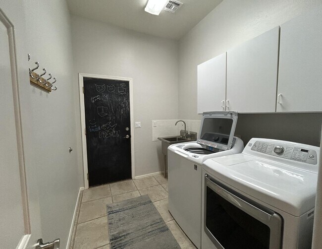 Building Photo - 26041 N Fernbush Dr