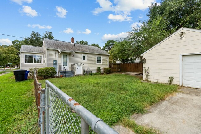 Building Photo - Charming 2-bedroom ranch.