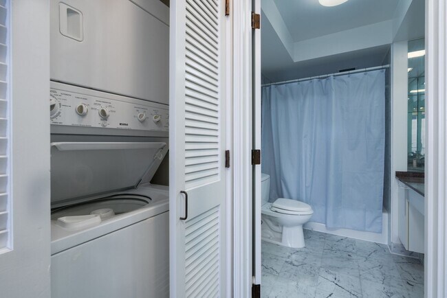 Building Photo - Beautiful Ocean View! 1 bedroom Condo with...