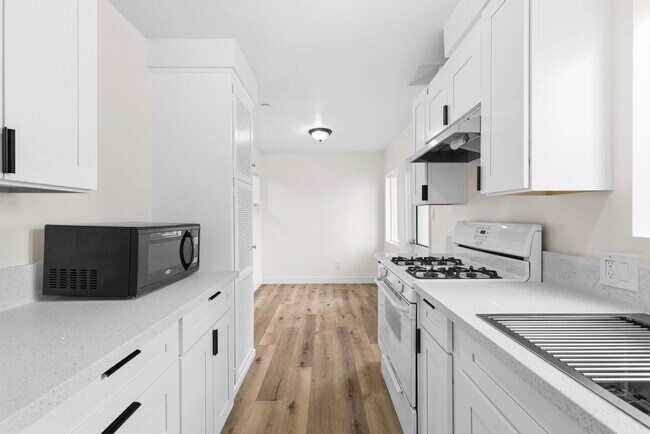 Building Photo - 2BR Coastal La Jolla Apartment | Steps to Windansea Beach