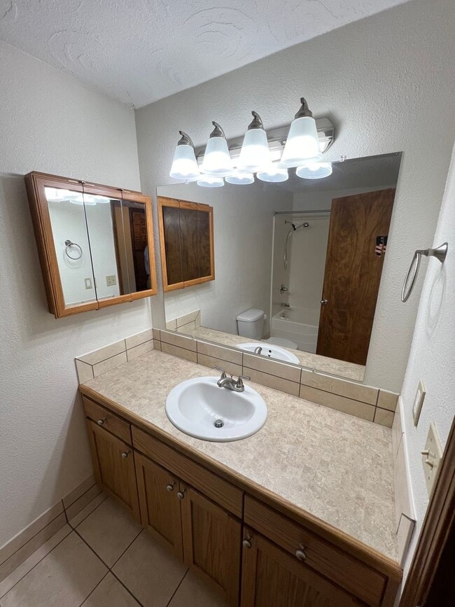 Building Photo - Well Maintained Three Bedroom Home in South Salem with Fenced Backyard