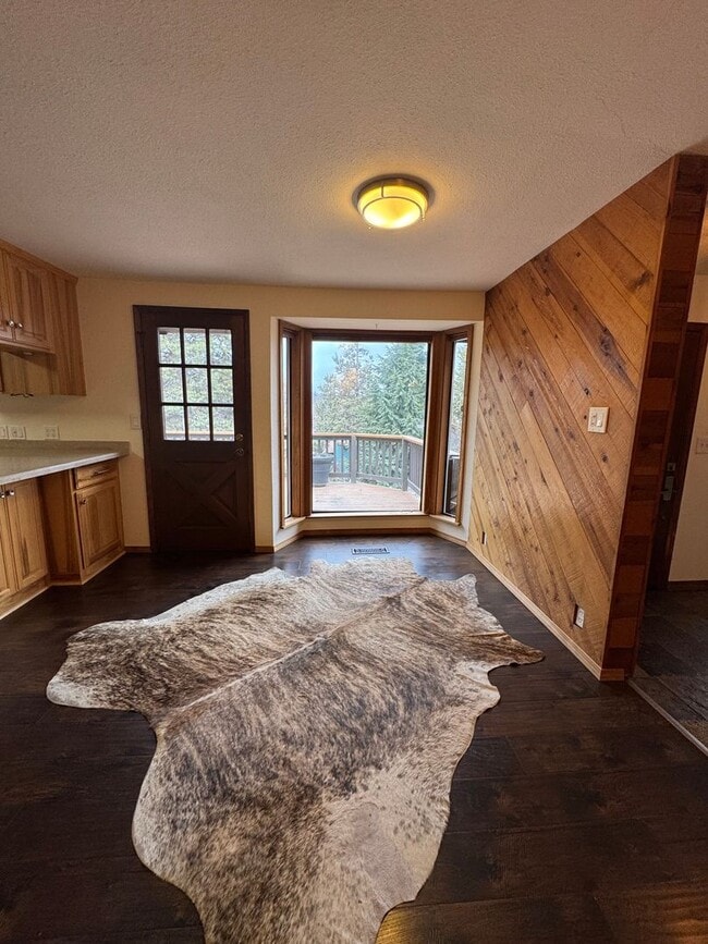 Building Photo - 3 Bdrm, 3 Bath home in Lynnewood with Gourmet Kitchen, 3 miles to Sky Lakes Medical Ctr and OIT