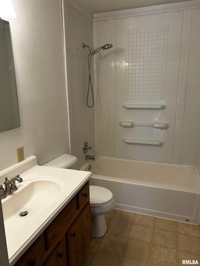 Building Photo - 1107 Eisenhower Dr