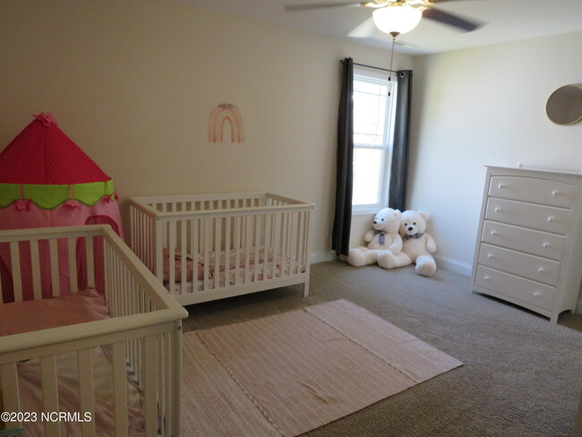 Building Photo - 425 Palisades Dr