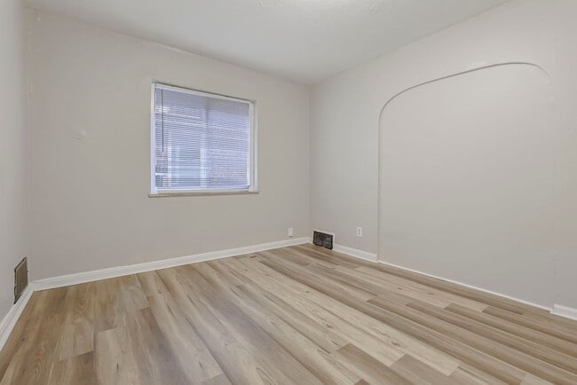 Building Photo - 987 Lilley Ave