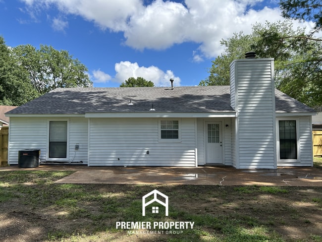 Building Photo - Charming 3BR/2BA Southaven Cove | Vaulted Ceilings, Fireplace & 2-Car Garage