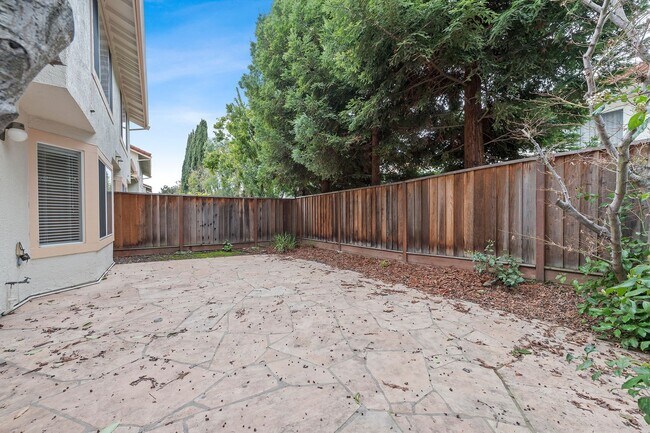 Building Photo - Newly Remodeled Townhome in Desirable Community!