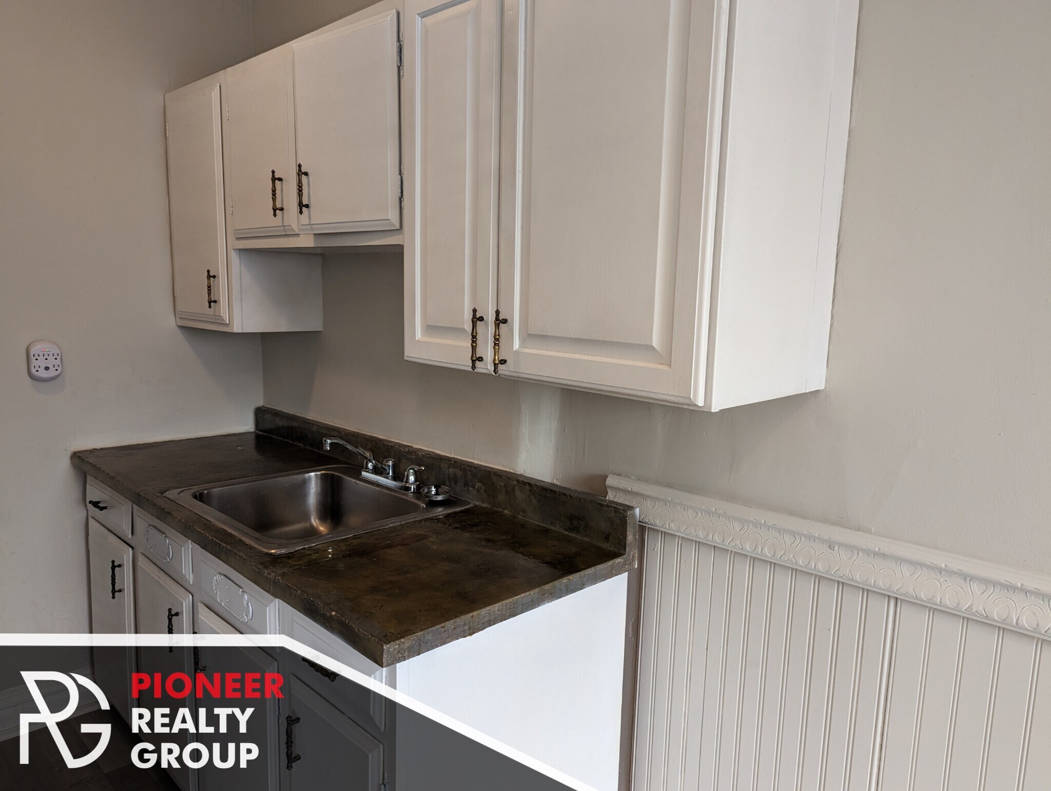 Building Photo - 429 W Roscoe St